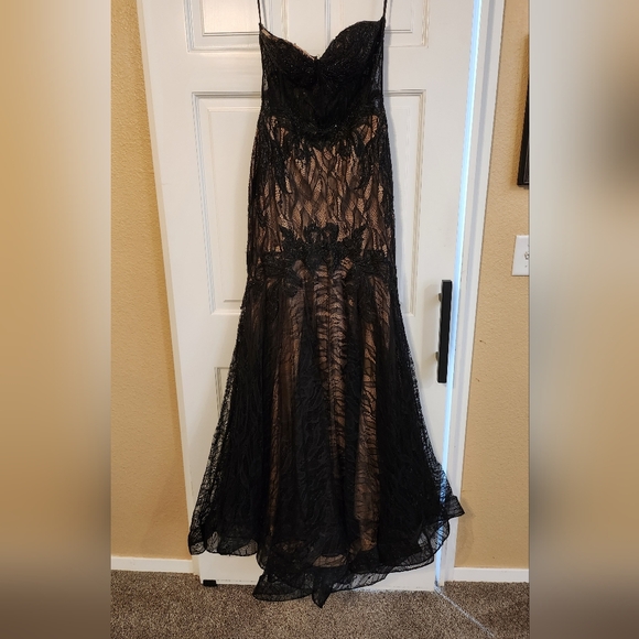 Gianni Bini Dresses & Skirts - Gianni Bini Strapless Black Lace Evening Dress